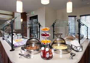 Free Breakfast Buffet + 20 Minutes from Niagara Falls! Pool & Hot Tub.