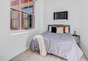 Frontdesk | Open + Bright Studio Apt in Downtown
