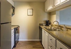 Frontdesk | Opulent 2 BR Apt in Uptown High-rise