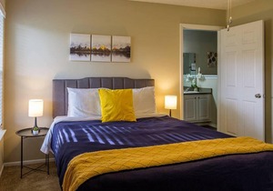 Frontdesk | Opulent 2 BR Apt in Uptown High-rise