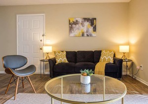 Frontdesk | Opulent 2 BR Apt in Uptown High-rise
