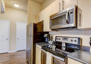 Frontdesk | Spacious 1 BR Apt near Downtown