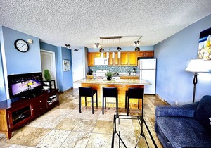 Fully Remodelled View Condo with Free Parking, Pool, Hottub, Sauna, Tennis Court