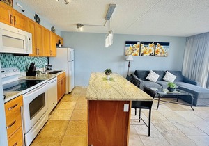 Fully Remodelled View Condo with Free Parking, Pool, Hottub, Sauna, Tennis Court