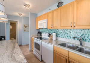 Fully Remodelled View Condo with Free Parking, Pool, Hottub, Sauna, Tennis Court