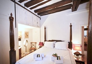 FULLY RENOVATED very quiet charming 2bed/2bath flat in the Marais sleeps up to 4