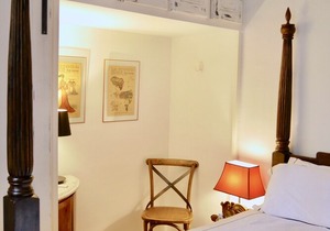 FULLY RENOVATED very quiet charming 2bed/2bath flat in the Marais sleeps up to 4