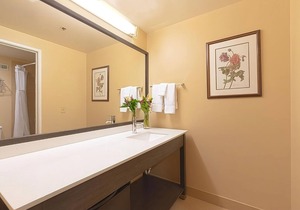 Fun for the Whole Family! 2 Convenient Rooms, Free Parking and Onsite-Pool