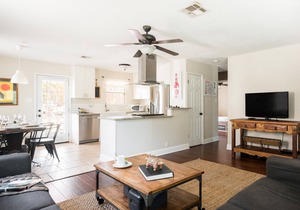 Fun Hip Home + Guesthouse in Austin's SoCo! Perfect For ACL/SXSW! POOL & HOT TUB