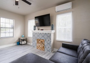 Fun Retro 1/1*️Entire Apt*️Free Parking*️Riverwalk, Downtown Attractions
