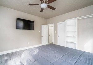 Fun Retro 1/1*️Entire Apt*️Free Parking*️Riverwalk, Downtown Attractions