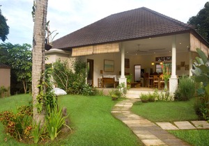 Garden 1BR Villa With A Large Pool! - 6Min Drive To The Monkey Forest!