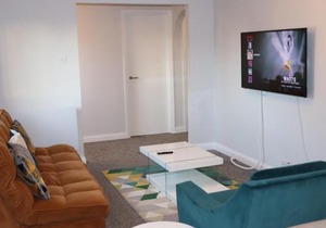 Garland Modern Apartment with Private Garden & Parking Dartford 5