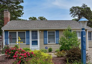 Glen 42- Cute cottage with ac. .3 miles to sandy and flat beach