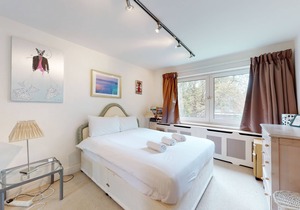 Gorgeous 2 bed flat with parking and garden