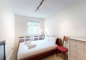 Gorgeous 2 bed flat with parking and garden