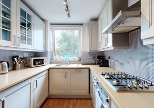 Gorgeous 2 bed flat with parking and garden