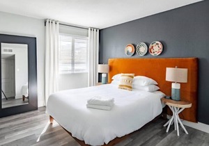 Gorgeous CozySuites in Camelback w/pool, parking! 10