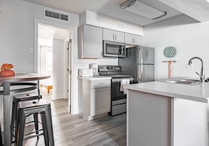 Gorgeous CozySuites in Camelback w/pool, parking! 09