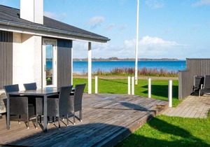 Gorgeous Holiday Home in Sjolund near Sea