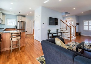 Gorgeous Home, Lake Views and 2 Blocks from Beach and Pool!