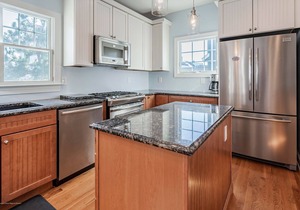 Gorgeous Home, Lake Views and 2 Blocks from Beach and Pool!