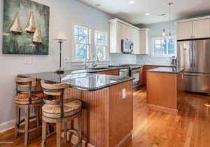 Gorgeous Home, Lake Views and 2 Blocks from Beach and Pool!