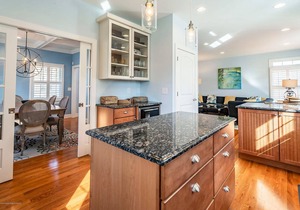 Gorgeous Home, Lake Views and 2 Blocks from Beach and Pool!