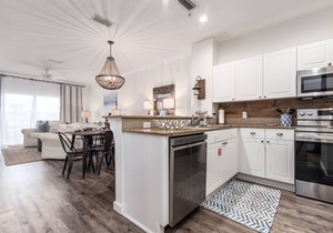 Gorgeous renovated condo - Steps from the Beach! Heated Pool! Hot tub!