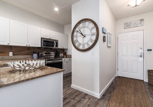 Gorgeous renovated condo - Steps from the Beach! Heated Pool! Hot tub!