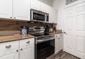 Gorgeous renovated condo - Steps from the Beach! Heated Pool! Hot tub!