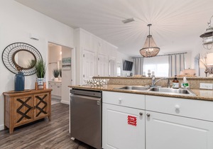 Gorgeous renovated condo - Steps from the Beach! Heated Pool! Hot tub!