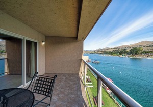 Grandview 644 Waterfront condo on Lake Chelan