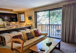 Great 1 (plus) bedroom condo. This is the best location in Ketchum!