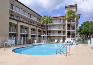 Great Deal! Two Modern Units, Pool, Breakfast, Parking, Shuttle