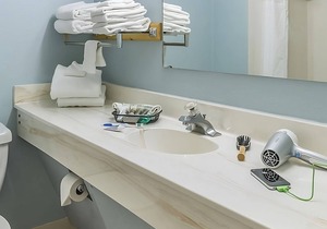 Great Find! 2 Great Accommodations, Near to Attractions, Parking, Pet-Friendly!