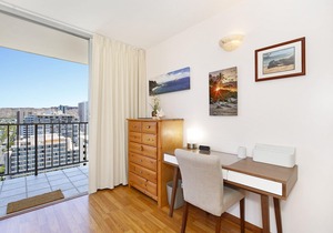 Great for Families! Partial Ocean/Canal/Diamond Head Views! Pool, Wi-Fi, Prkg