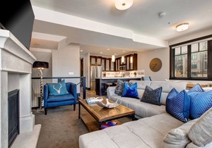 Great Location, Free Shuttle + Brand New Private 7-person Hot Tub!