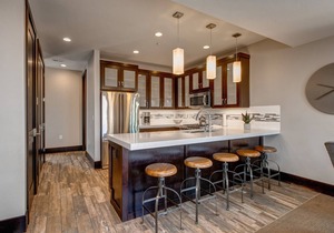 Great Location, Free Shuttle + Brand New Private 7-person Hot Tub!