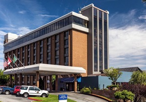 Great Location Near the Highway! Spacious Room w/King Bed, Large Window, Pool