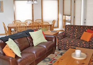 Great Location! Steps from Fort Rock Park, Walk to SHARC -passes included