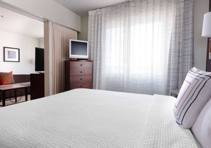 Great value hotel in Dallas! Pets are welcome! FREE Parking & Breakfast, Pool!