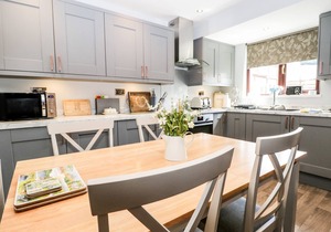 GRIMBLES COTTAGE, family friendly, with open fire in Backbarrow