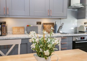 GRIMBLES COTTAGE, family friendly, with open fire in Backbarrow