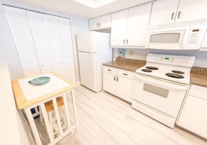 Ground Floor Oceanfront Condo Steps to Beach Sleeps 6, Unit 108
