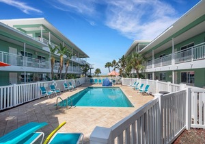 🏝️ Gulf-Front Studio: King Bed Full Kitchen Heated Pool ➠ Tropic Terrace 37