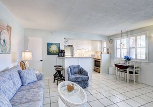 🐚 Gulf Winds Ground-Floor Condo — Beachy Vibes & Easy Access