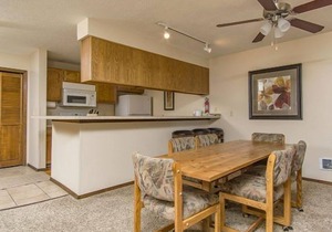 Habitat Condo 2 Bedroom Year-Round Hot Tub & Walk to Downtown Ketchum