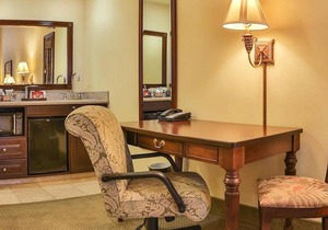 Hampton Inn & Suites Savannah Historic District 1 King Bed Studio Suite