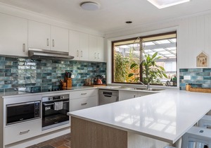 Have fun at Pop's in Berrara!